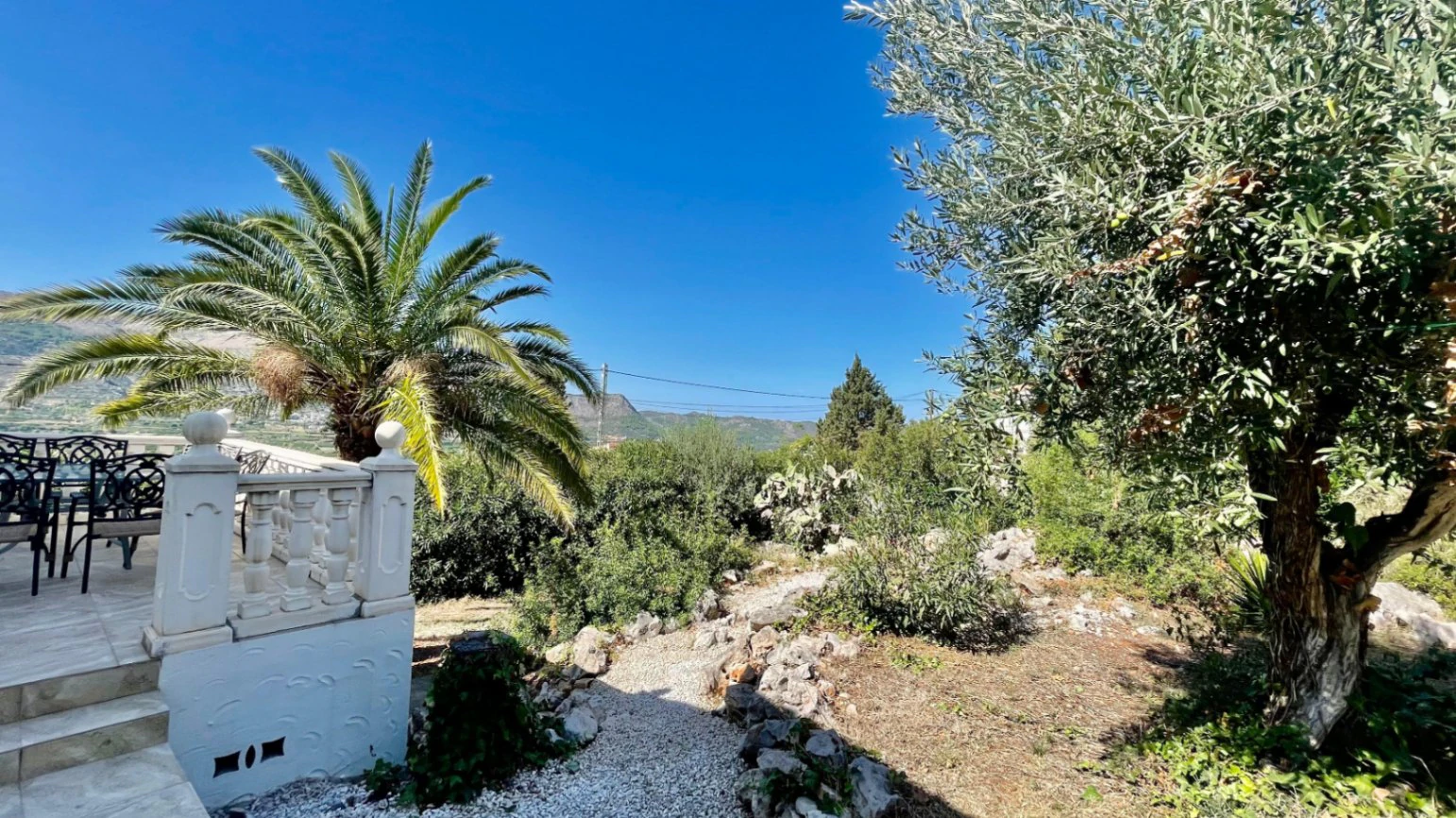 Villa for sale in Orba: Panoramic views, separate guest apartment