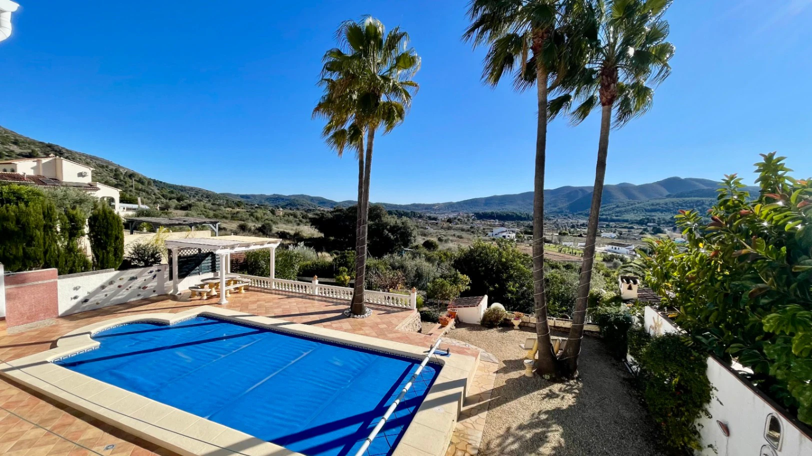 Villa en venta en Jalón: primera línea con espectaculares vistas orientadas al sur.