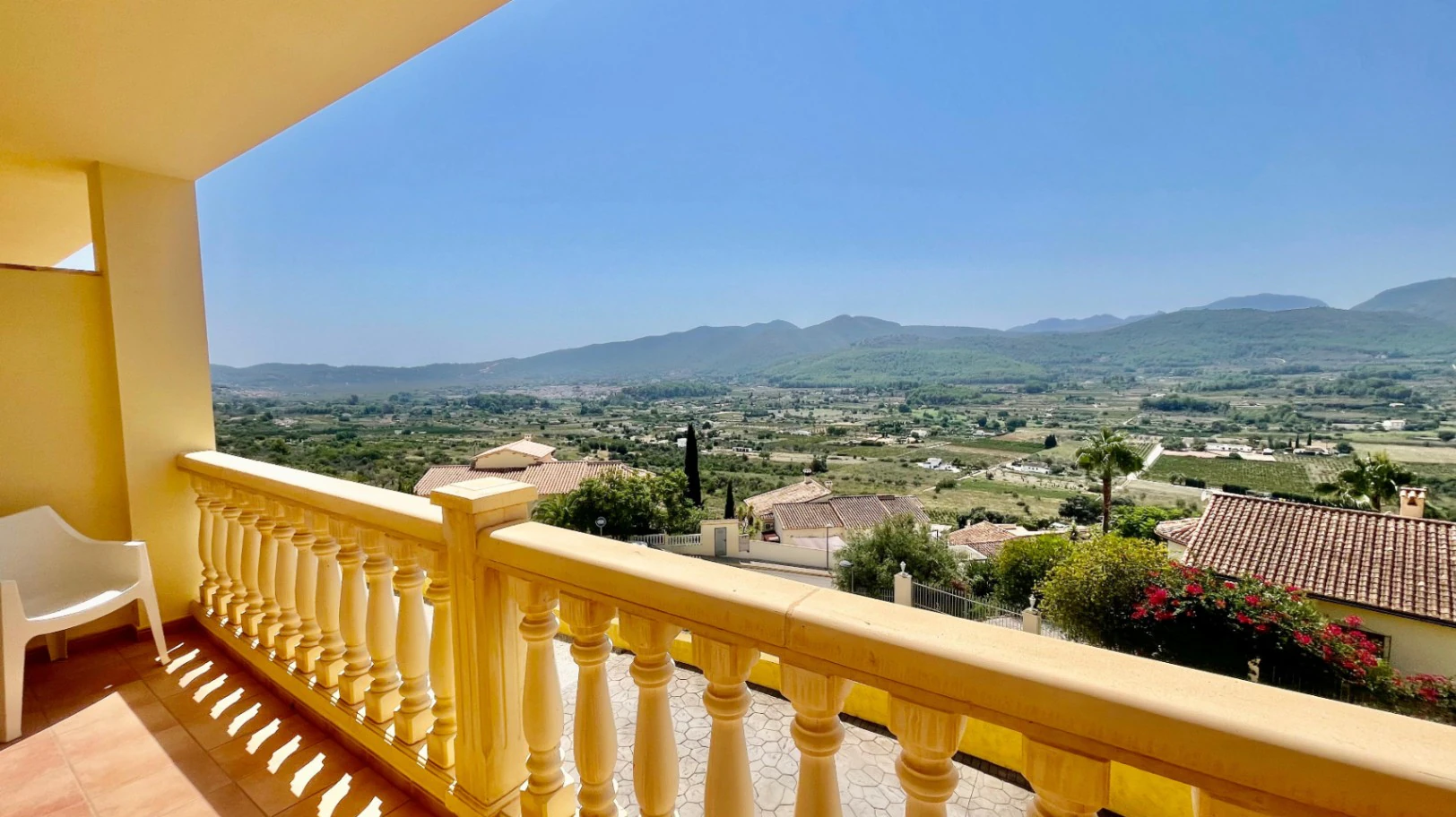 Casa adosada moderna en venta en Jalón: lujosa y elegante.