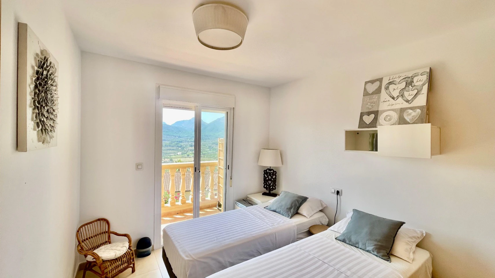 Casa adosada moderna en venta en Jalón: lujosa y elegante.