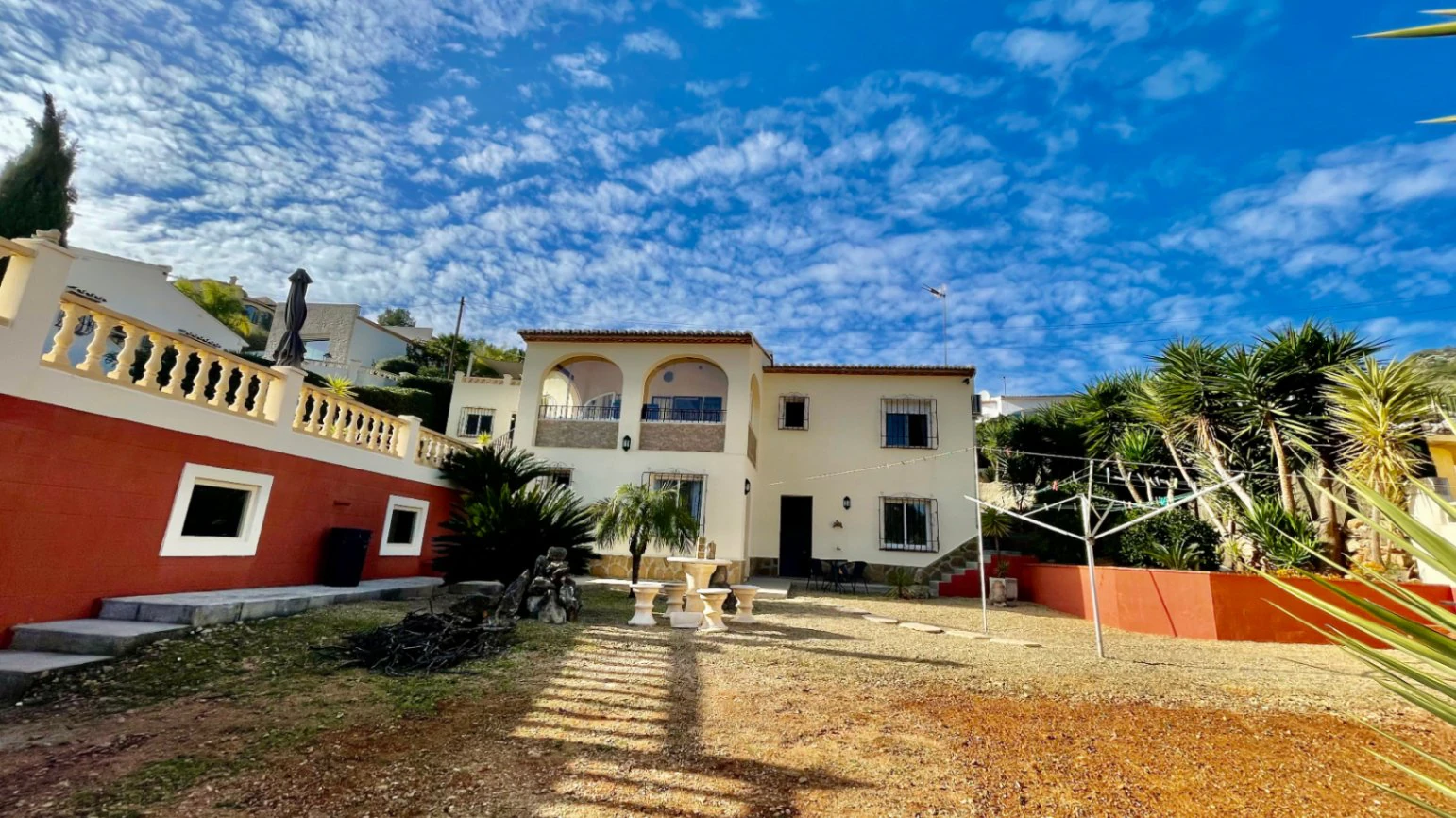 Villa en venta en Alcalali: fabulosas vistas a la montaña, excelente privacidad.