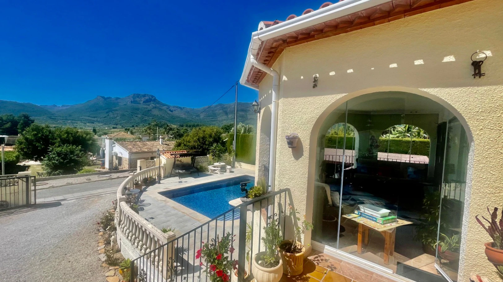 Villa en venta en Alcalalí: Ubicación privilegiada, espaciosa de una sola planta.