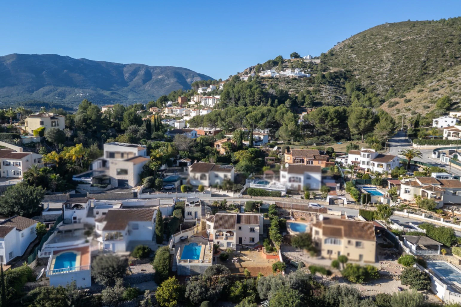 Villa en venta en Alcalali: fabulosas vistas a la montaña, excelente privacidad.