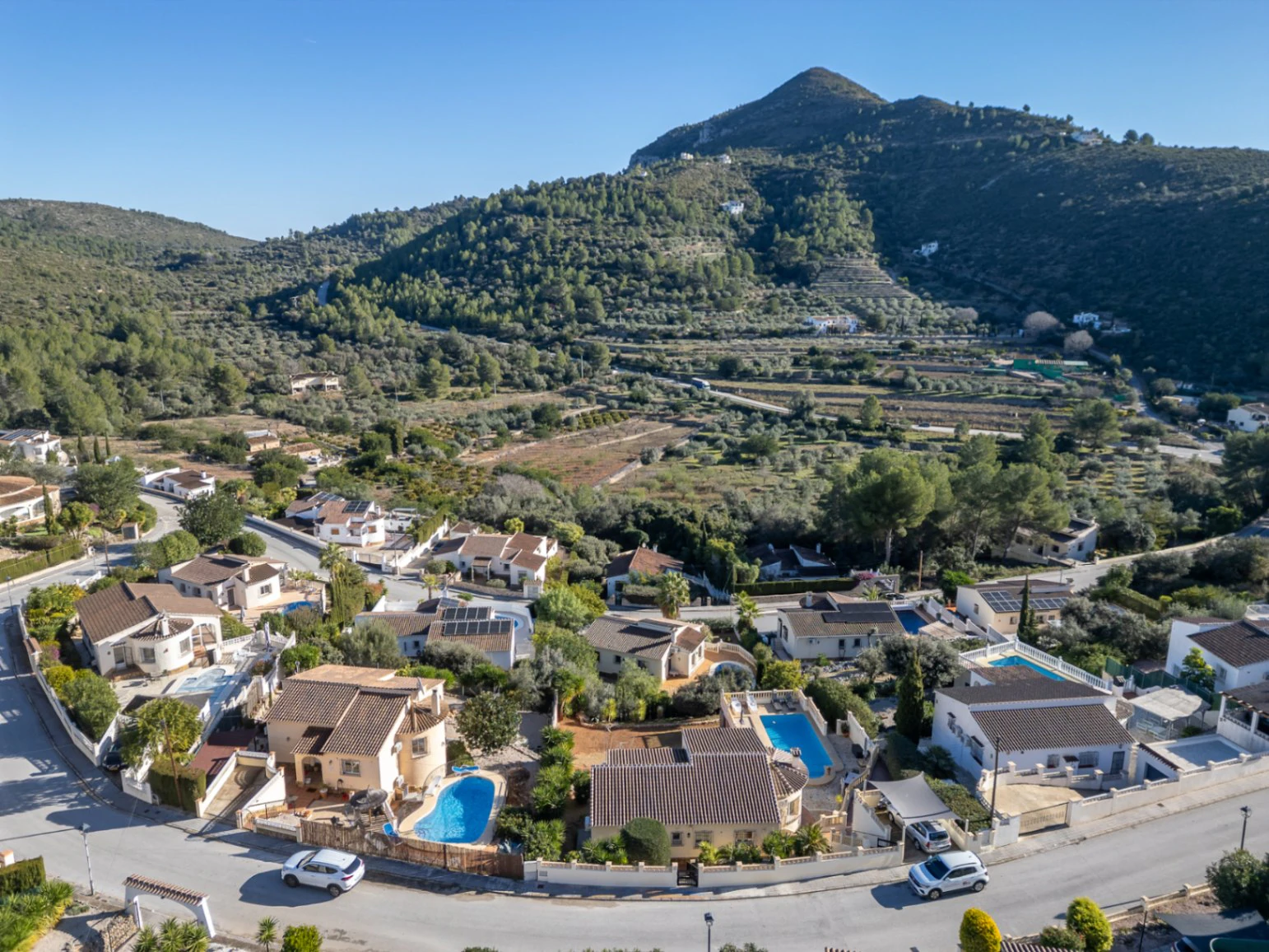 Villa en venta en Alcalali: fabulosas vistas a la montaña, excelente privacidad.