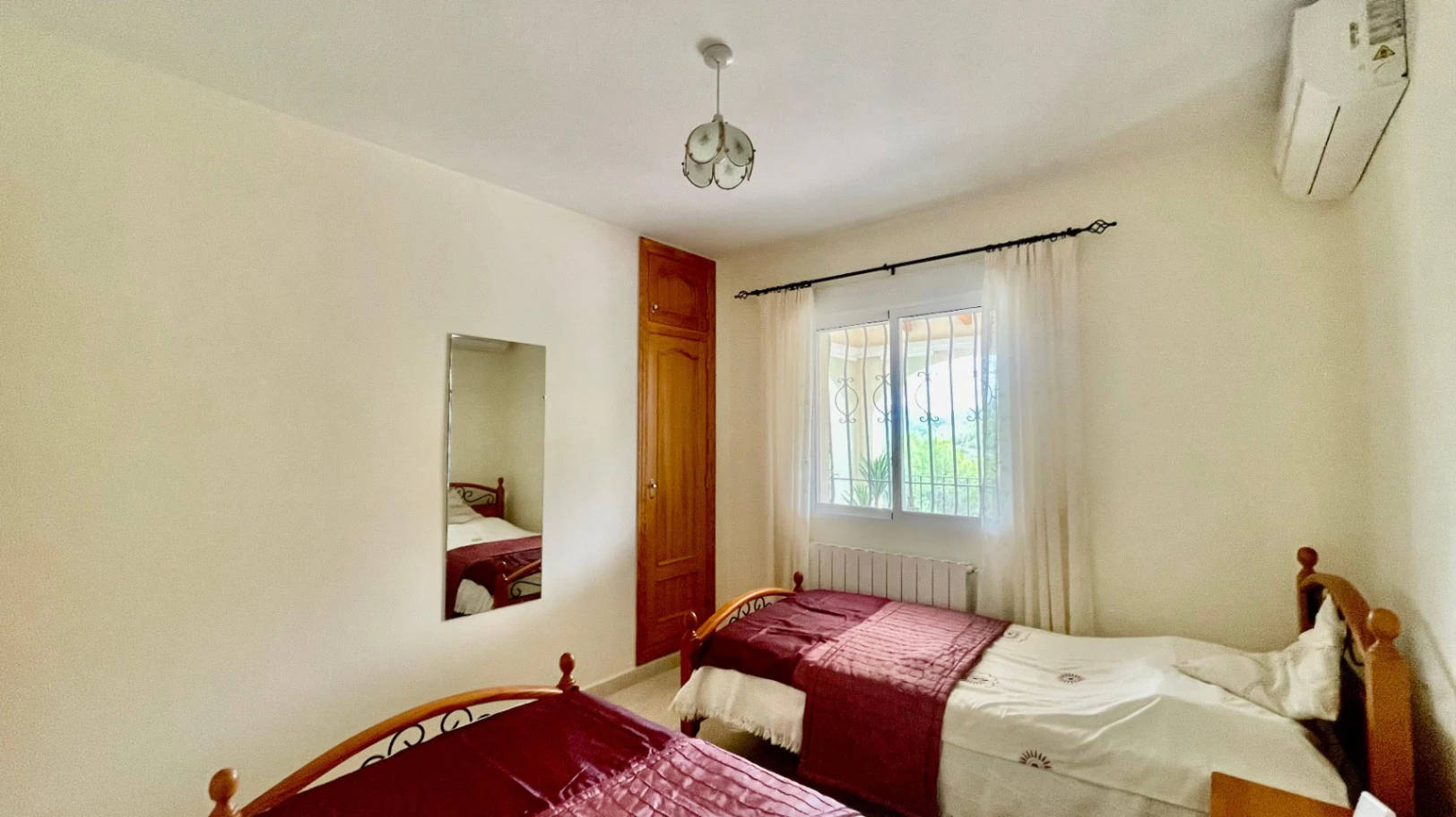 Villa en venta en Alcalali: fabulosas vistas, apartamento independiente.