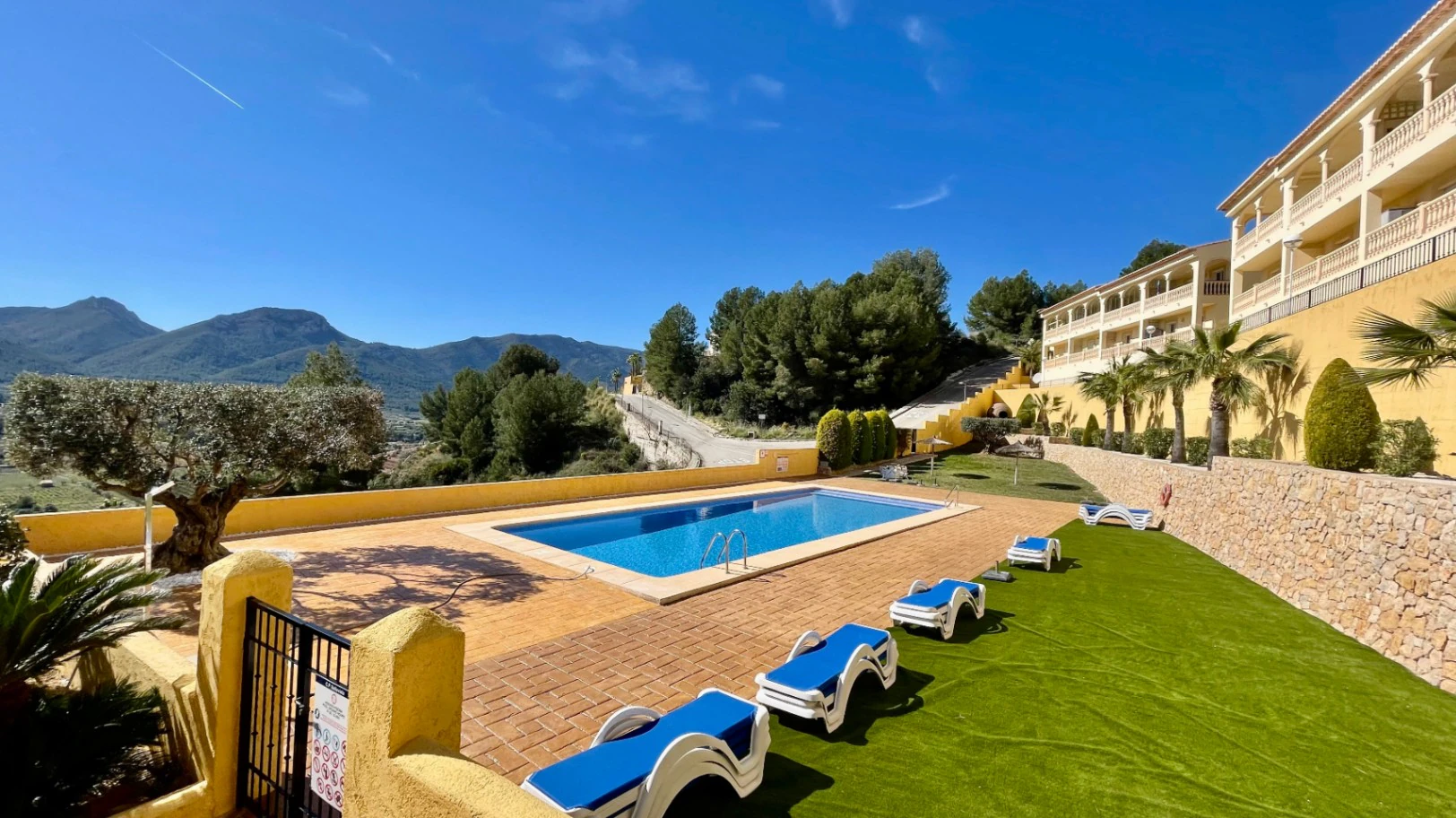 Casa adosada moderna en venta en Jalón: lujosa, con vistas impresionantes.