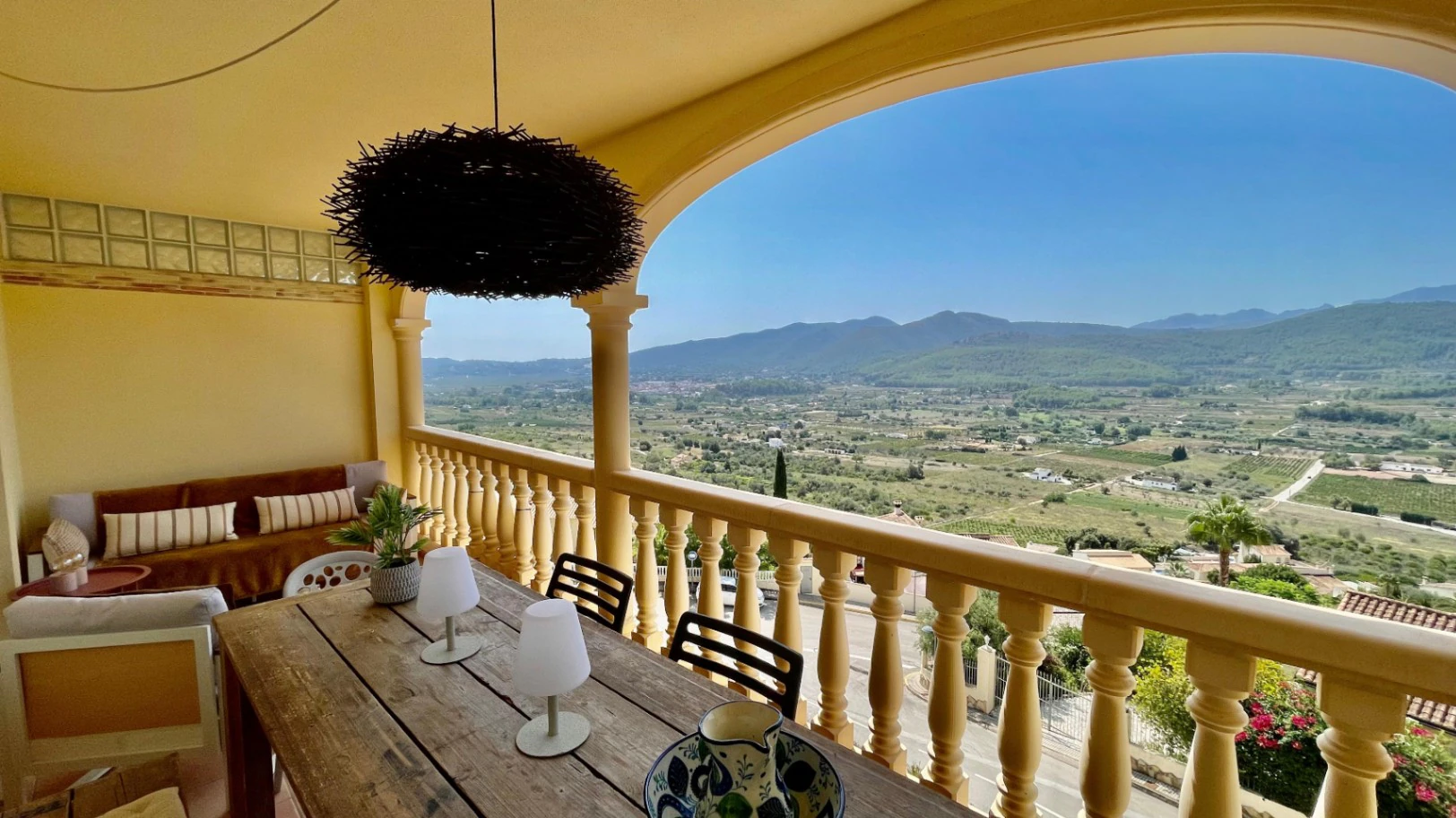 Casa adosada moderna en venta en Jalón: lujosa y elegante.