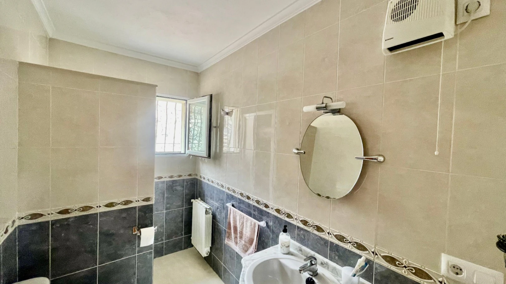 Villa en venta en Alcalali: fabulosas vistas, apartamento independiente.