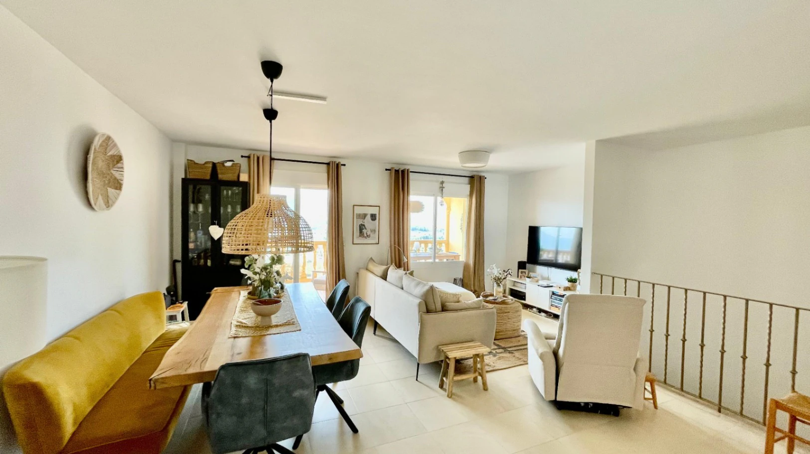 Casa adosada moderna en venta en Jalón: lujosa y elegante.