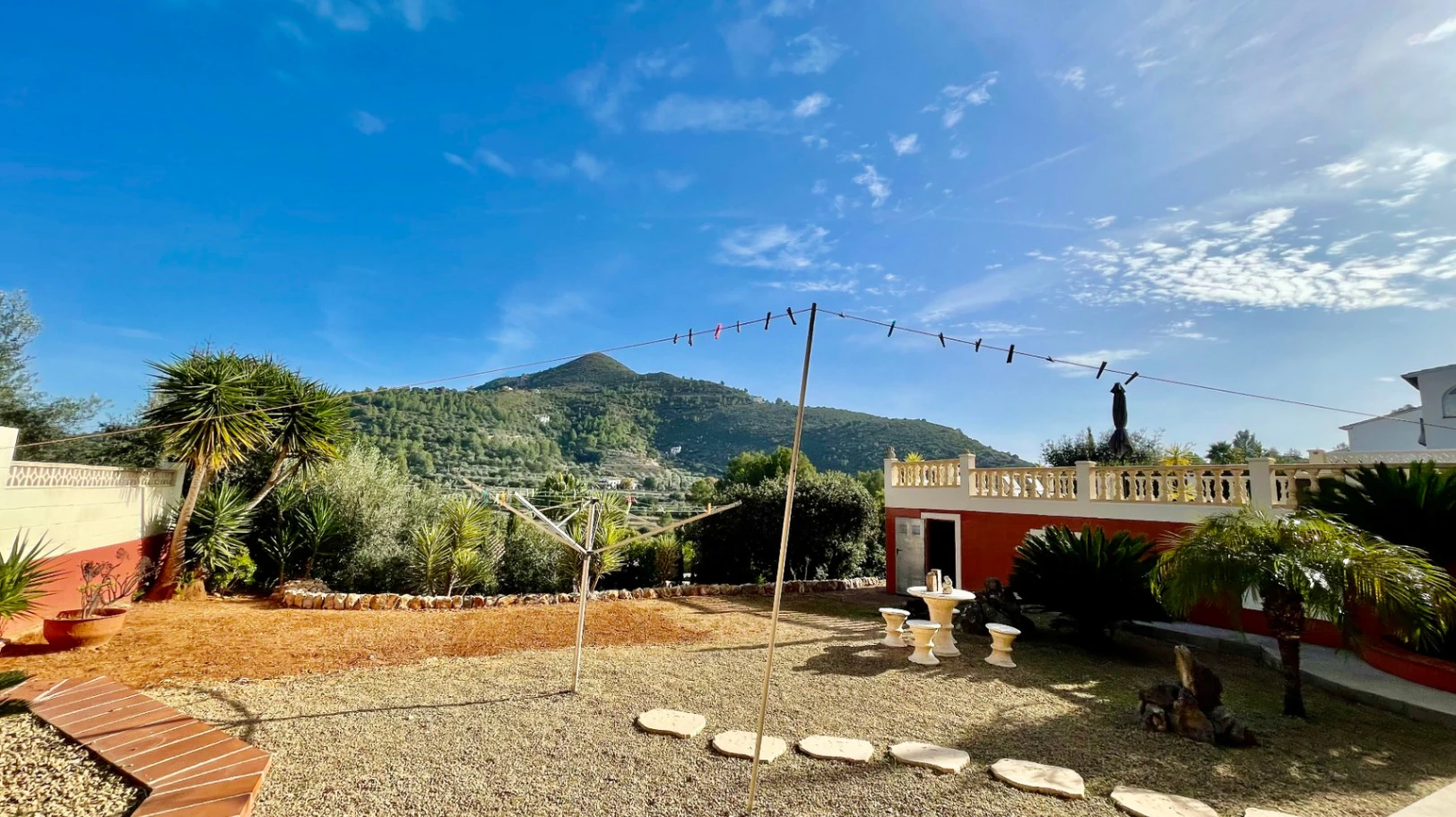 Villa en venta en Alcalali: fabulosas vistas a la montaña, excelente privacidad.
