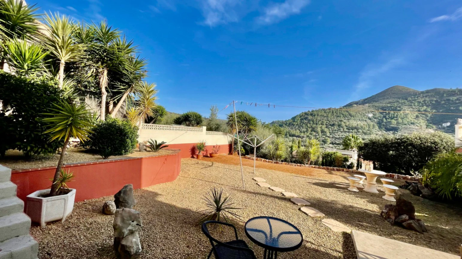 Villa en venta en Alcalali: fabulosas vistas a la montaña, excelente privacidad.
