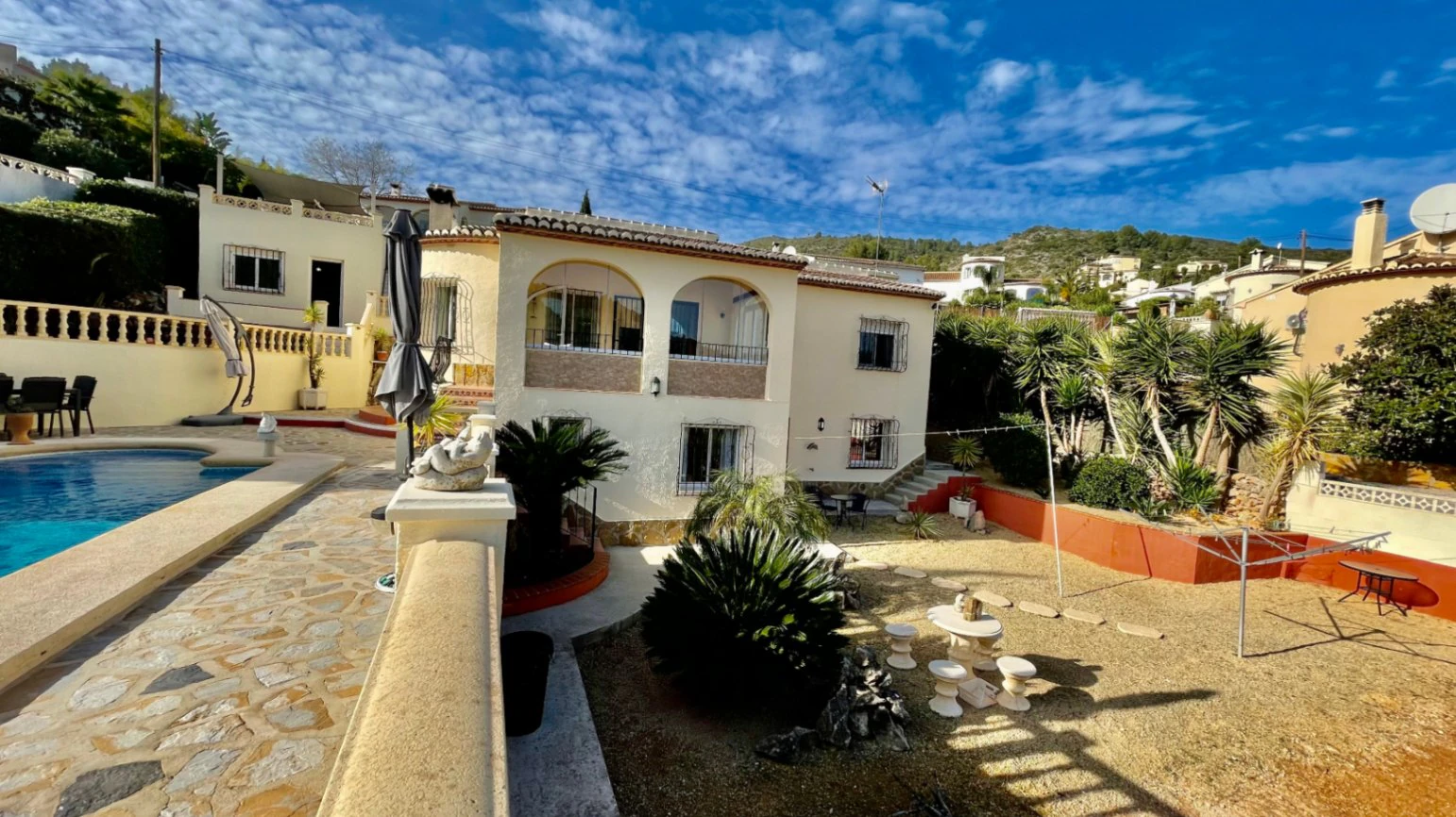 Villa en venta en Alcalali: fabulosas vistas a la montaña, excelente privacidad.