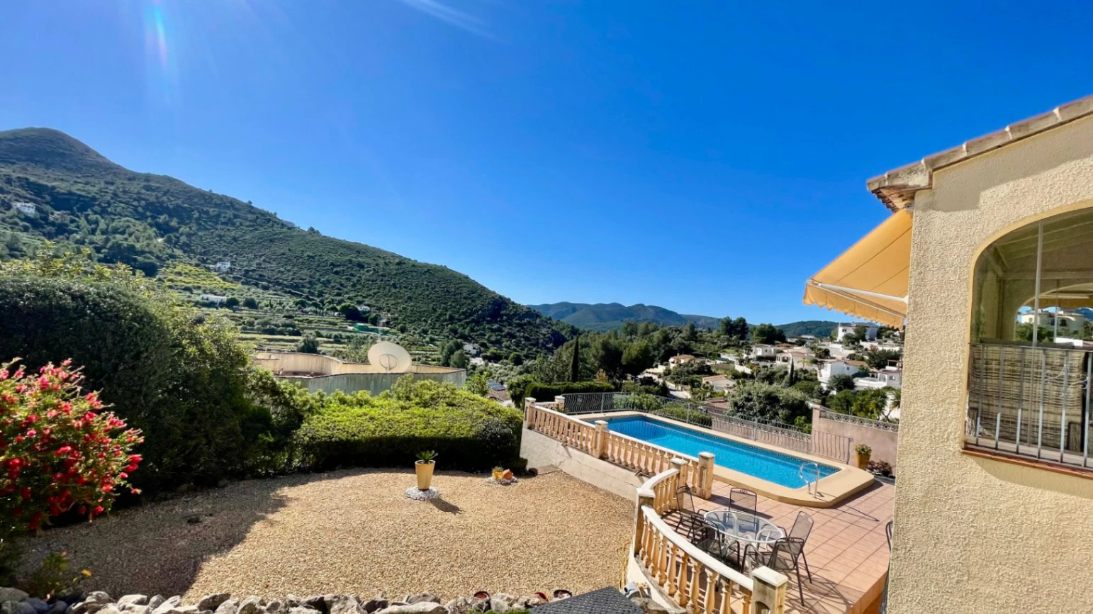 Villa for sale in Alcalali: Modern, with stunning views