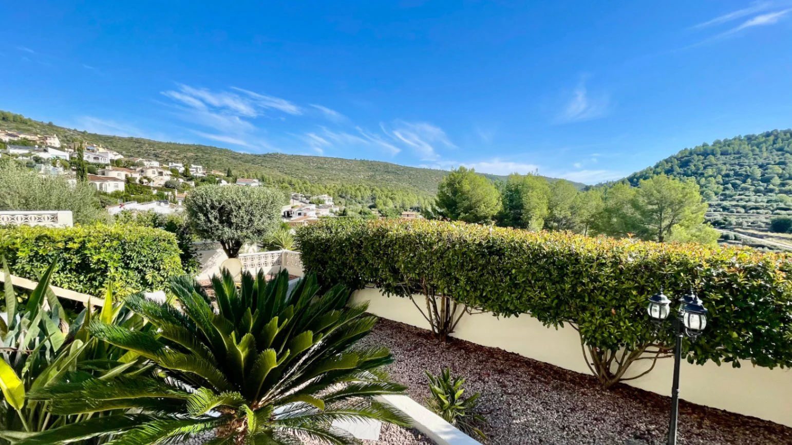 Villa en venta en Alcalali: fabulosas vistas, apartamento independiente.