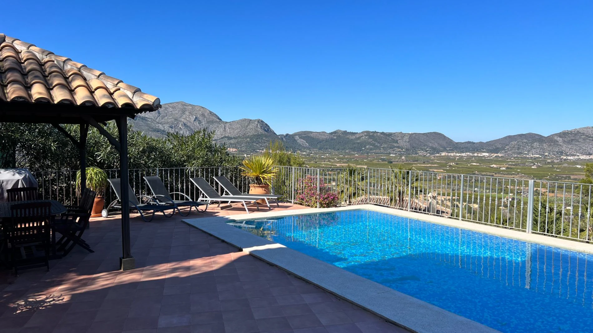 Villa for sale in Orba: Fabulous views, separate apartment
