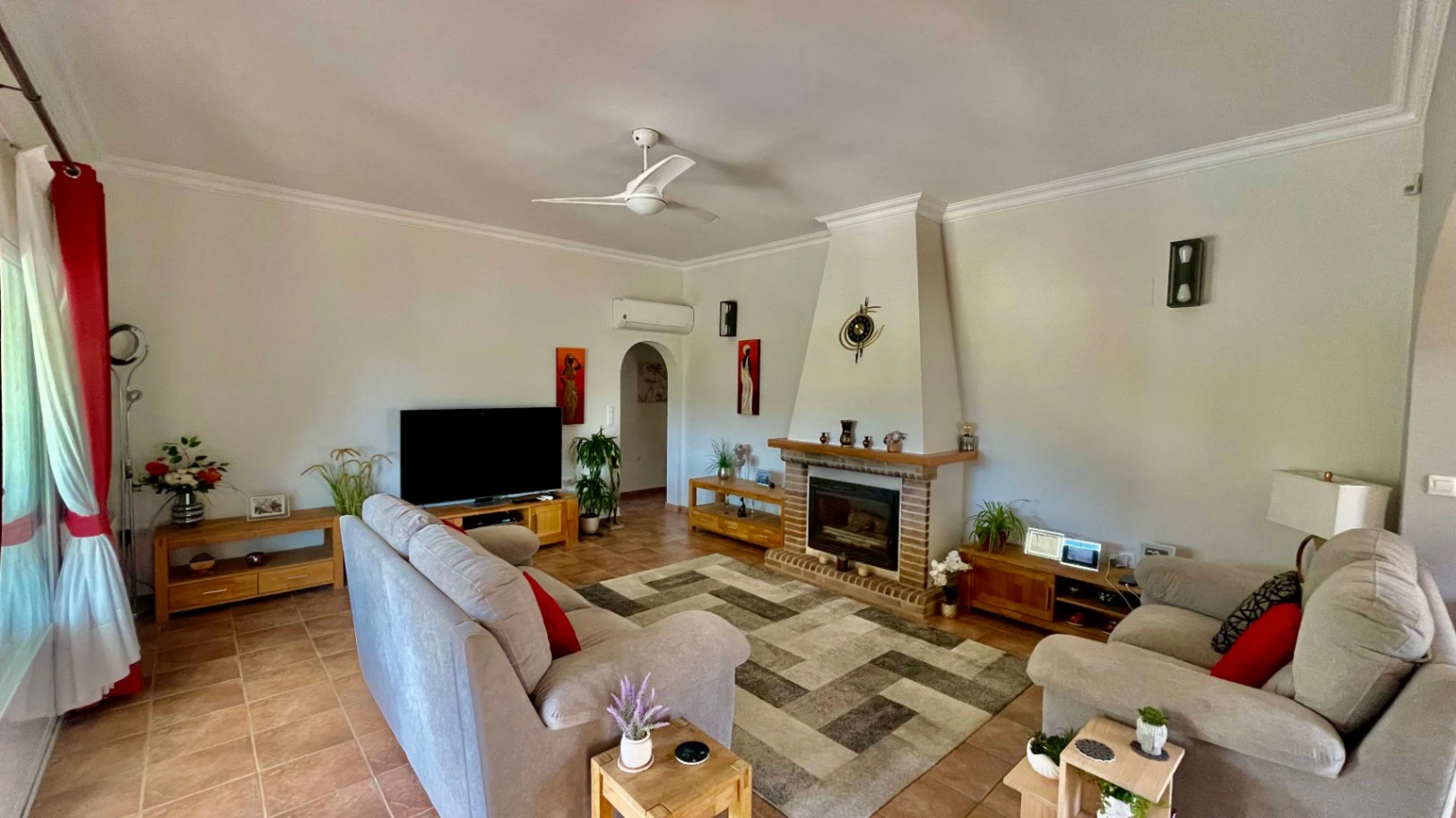 Villa en venta en Alcalalí: Ubicación privilegiada, espaciosa de una sola planta.
