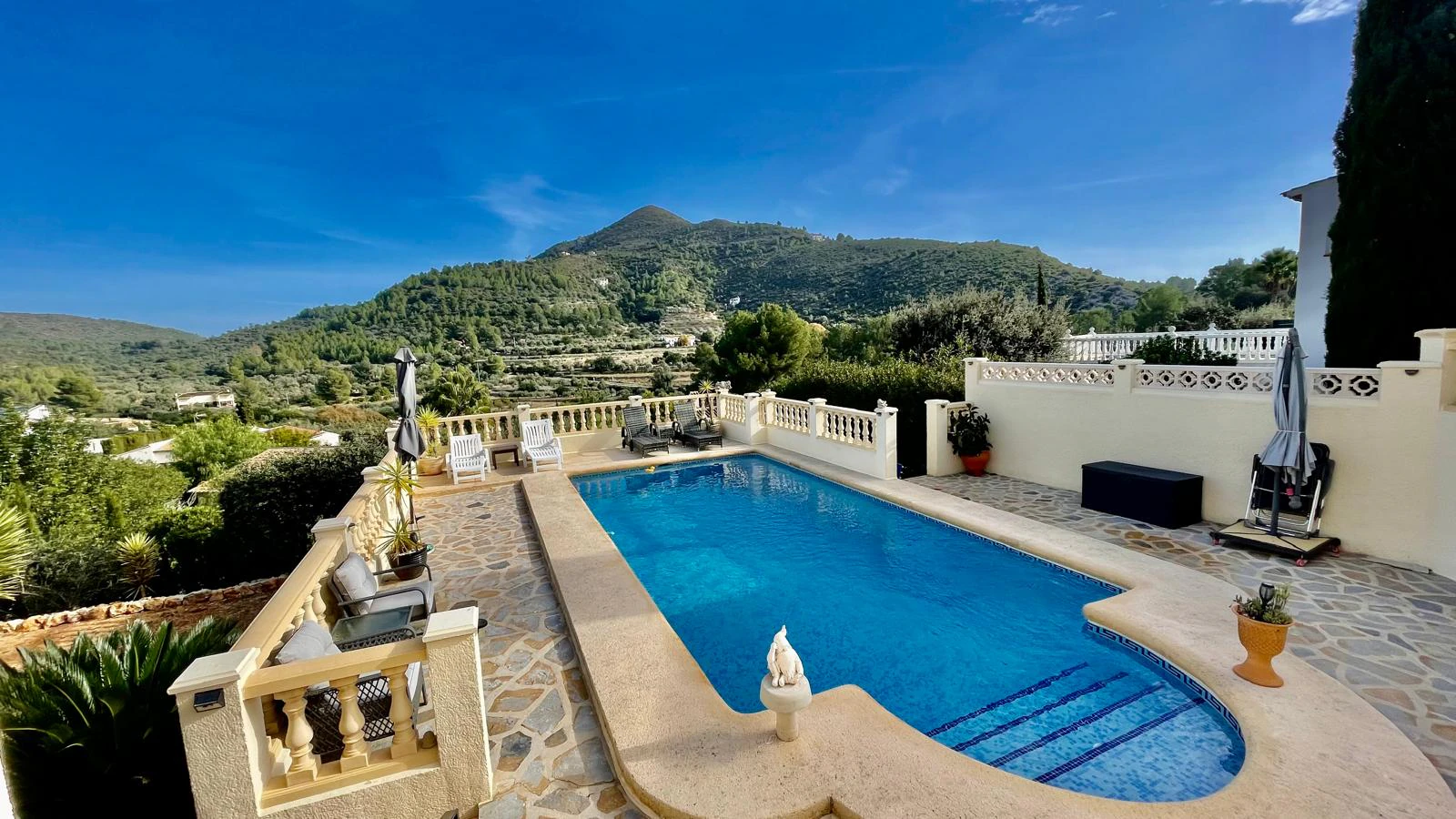 Villa en venta en Alcalali: fabulosas vistas a la montaña, excelente privacidad.