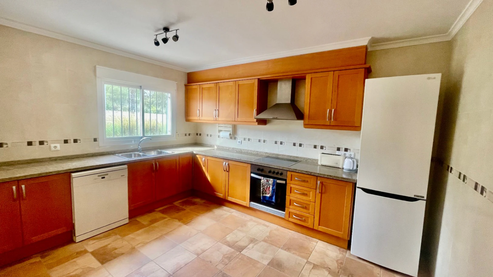 Modern townhouse for sale in Murla:  Spacious and versatile