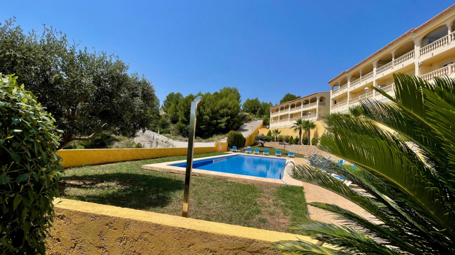 Casa adosada moderna en venta en Jalón: lujosa y elegante.