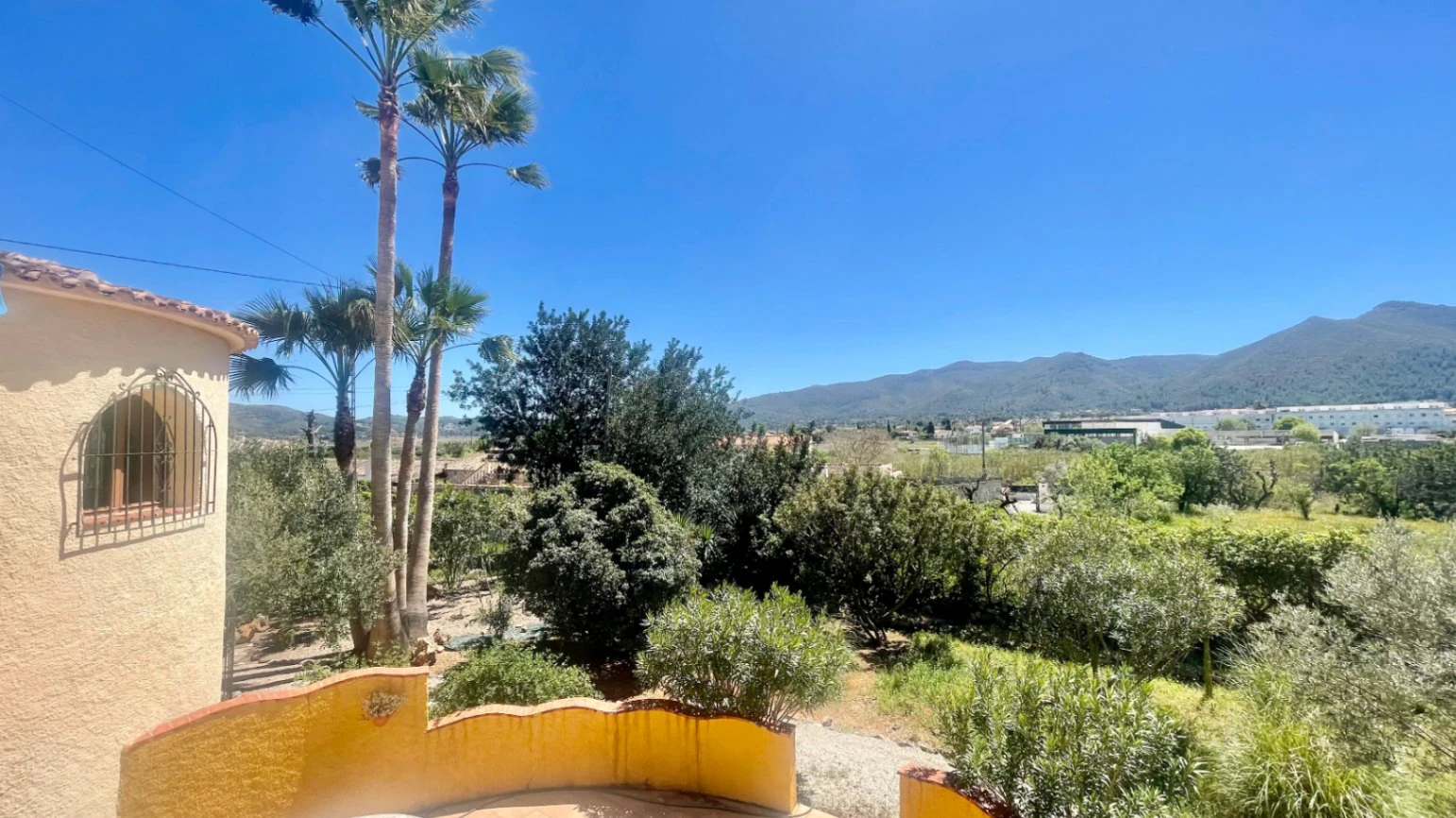 Villa en venta en Jalón: parcela llana y espaciosa, en una zona tranquila