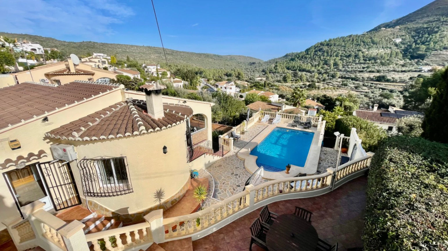 Villa en venta en Alcalali: fabulosas vistas a la montaña, excelente privacidad.