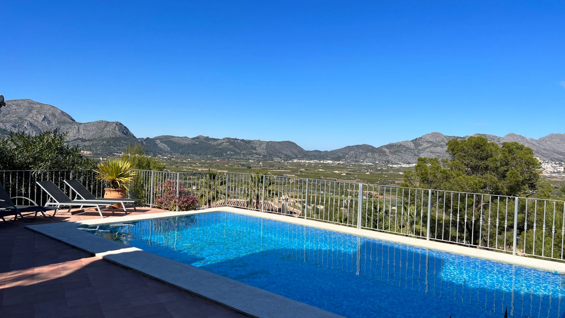 Villa for sale in Orba: Fabulous views, separate apartment