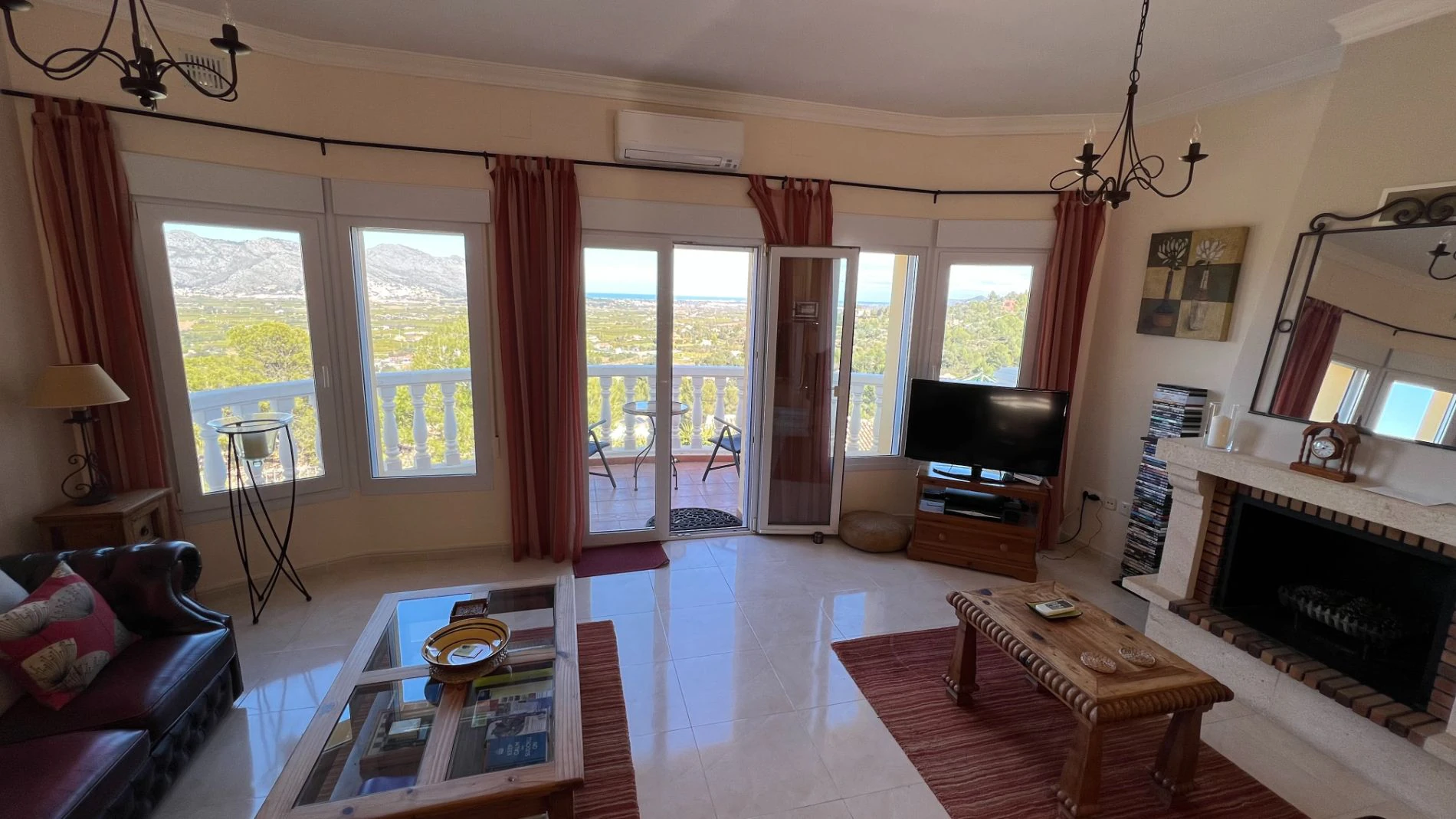 Villa for sale in Orba: Fabulous views, separate apartment