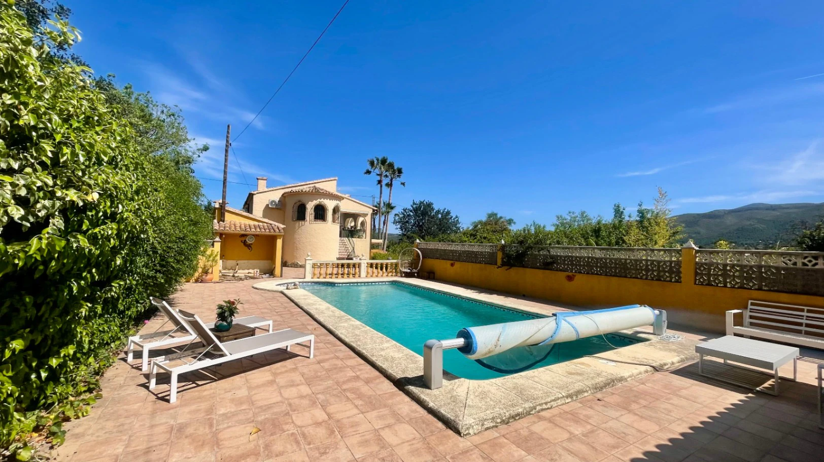 Villa en venta en Jalón: parcela llana y espaciosa, en una zona tranquila