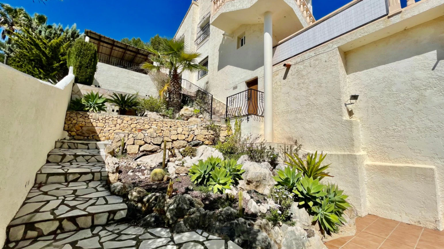 Villa en venta en Jalón: moderna, con fácil acceso y unas vistas impresionantes
