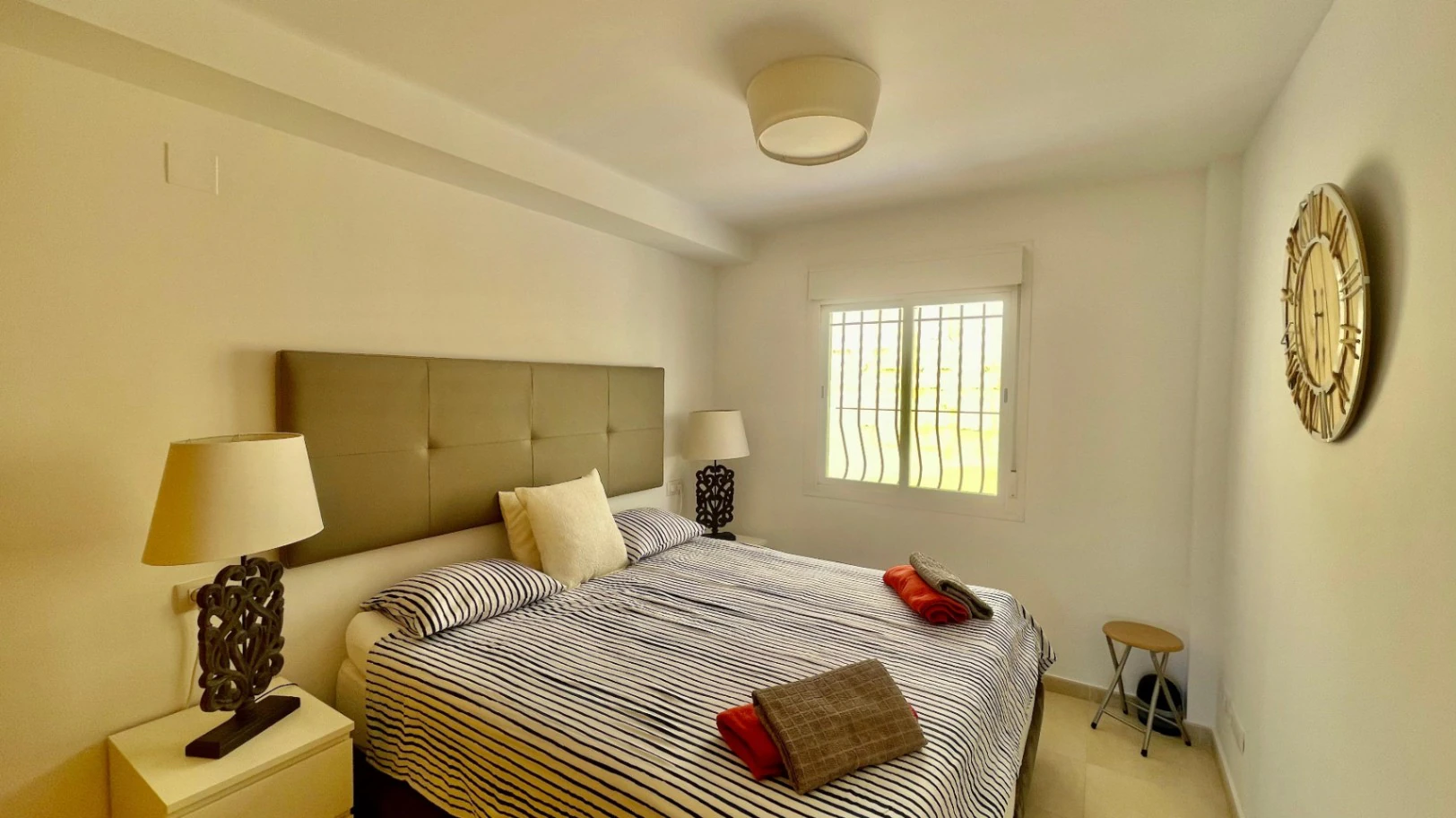 Casa adosada moderna en venta en Jalón: lujosa y elegante.