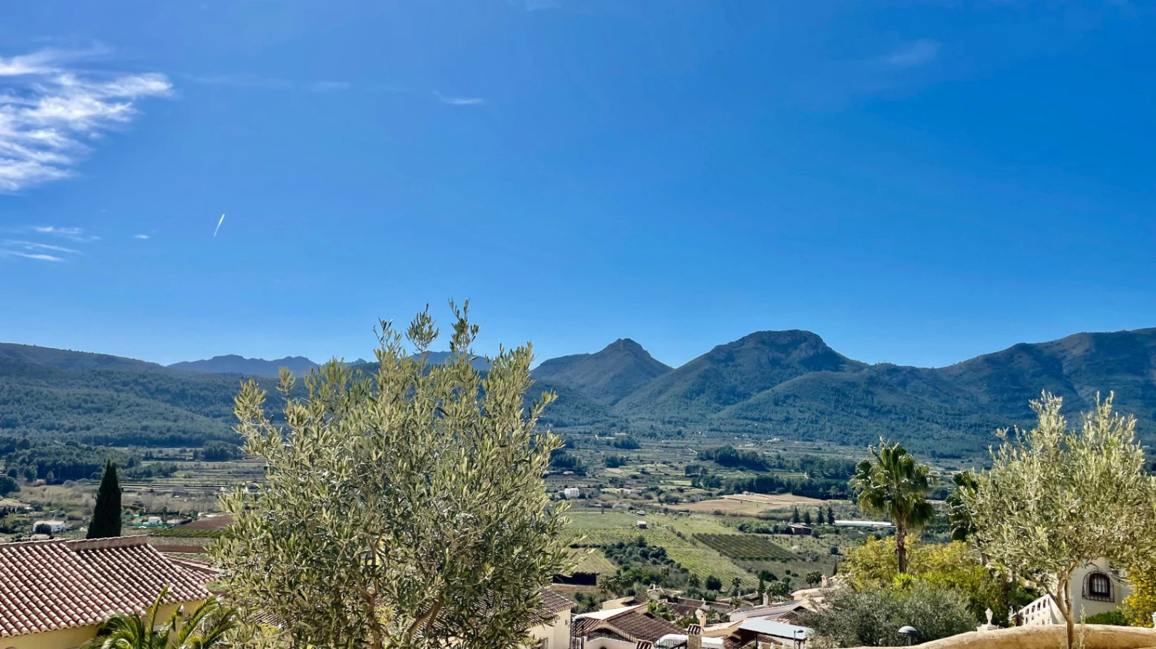 Casa adosada moderna en venta en Jalón: lujosa, con vistas impresionantes.