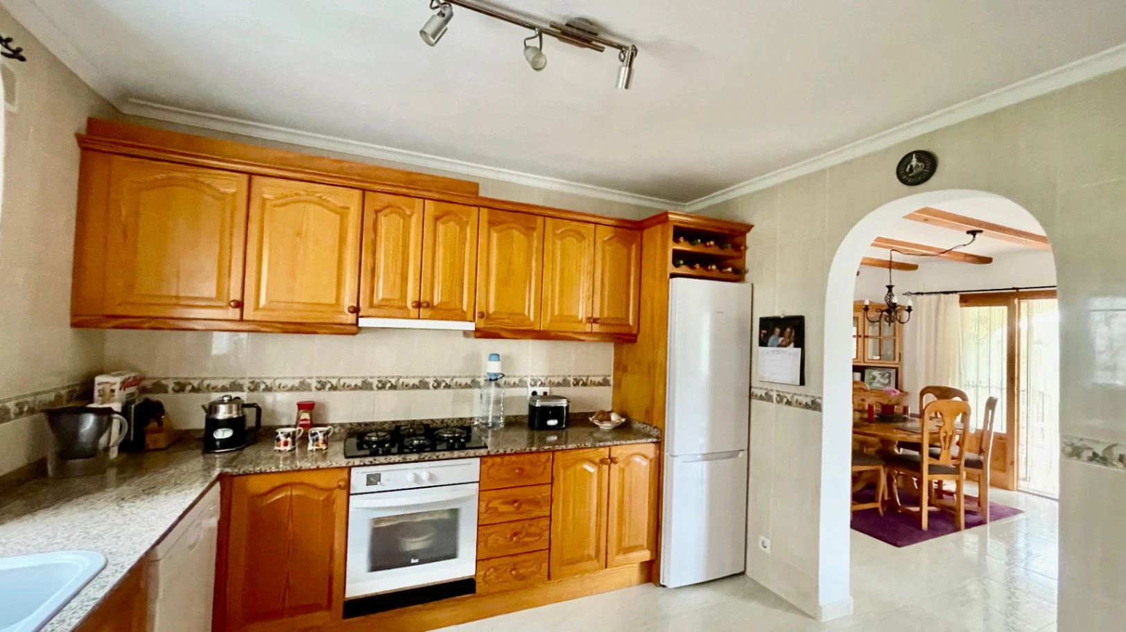 Villa en venta en Alcalali: fabulosas vistas, apartamento independiente.