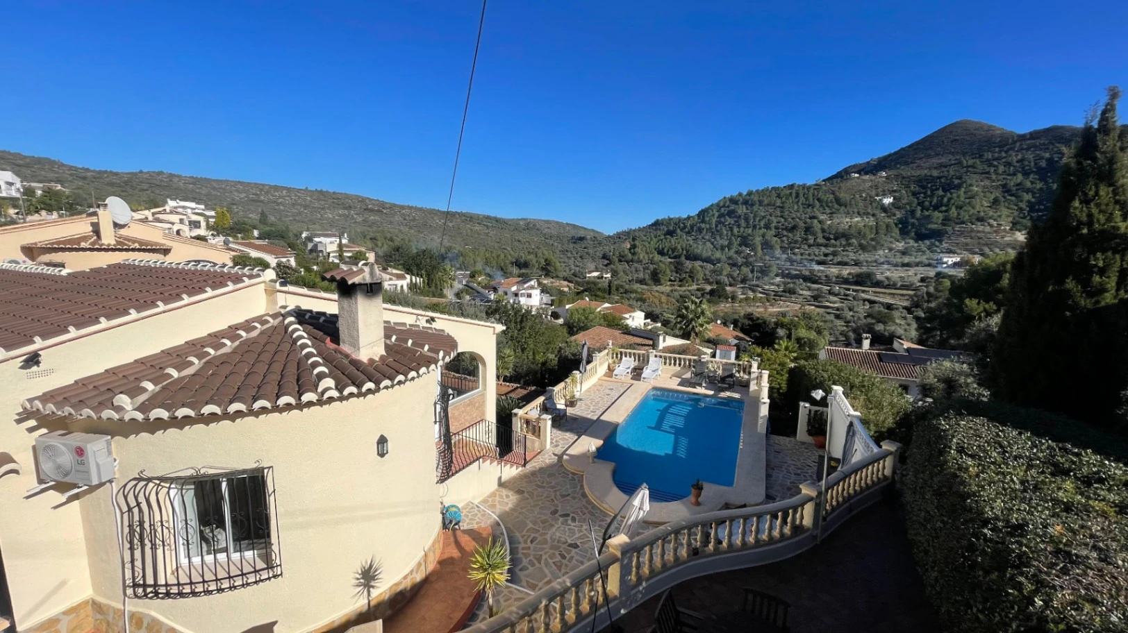 Villa en venta en Alcalali: fabulosas vistas a la montaña, excelente privacidad.