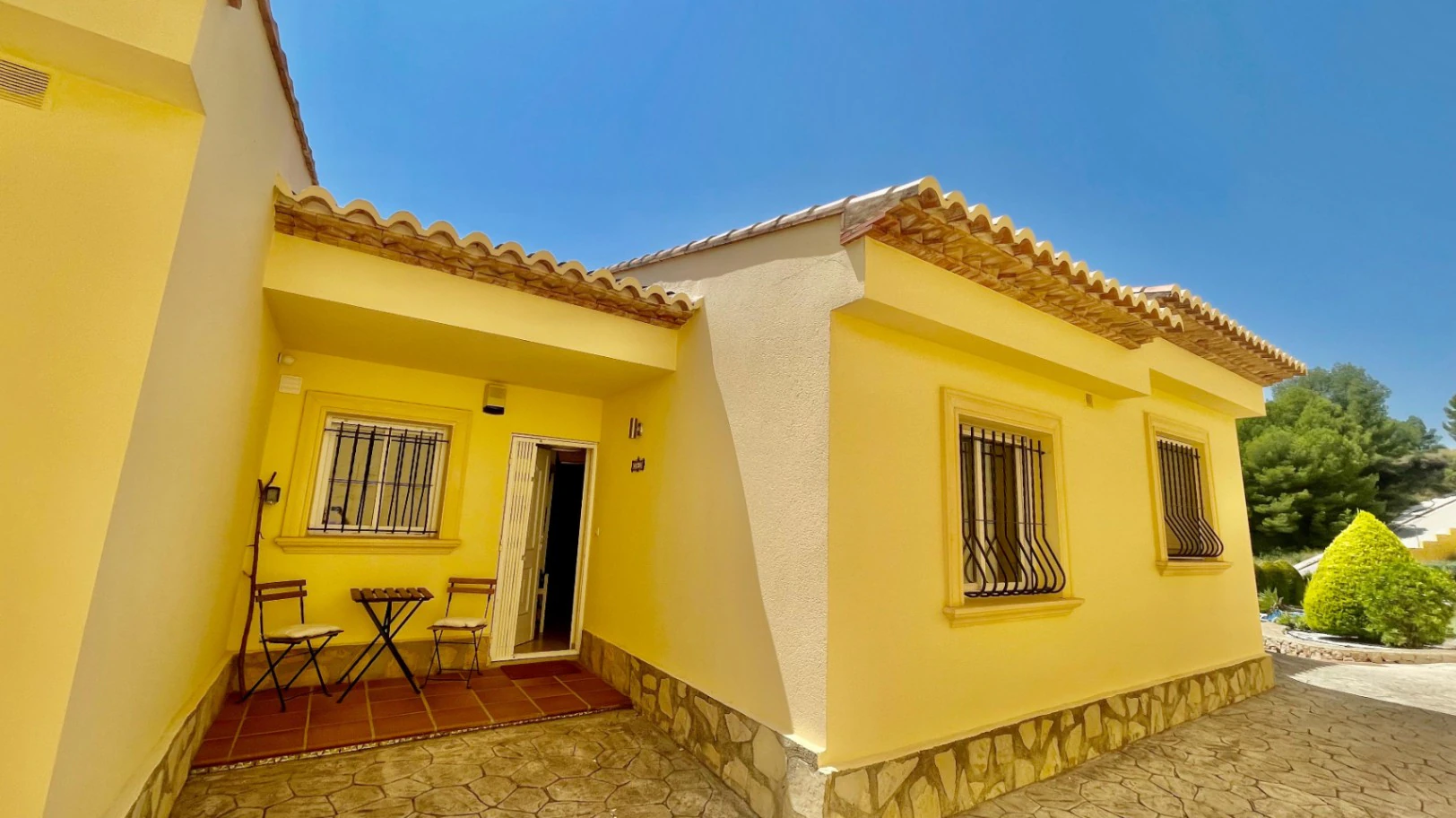 Casa adosada moderna en venta en Jalón: lujosa y elegante.