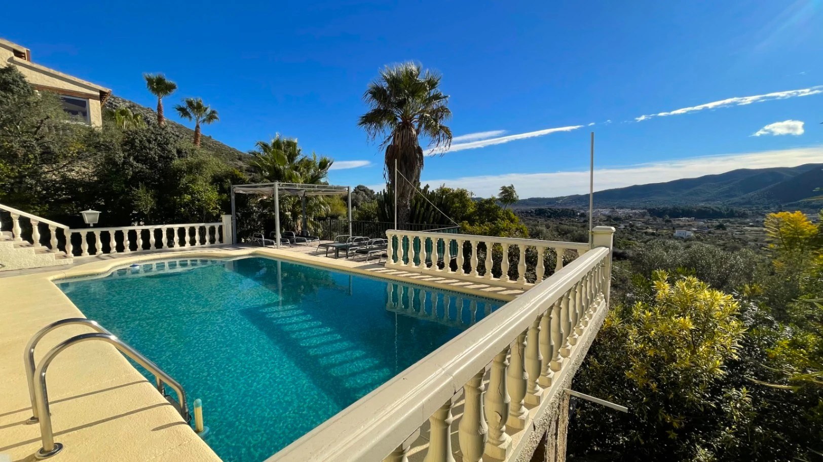 Villa en venta en Jalón: Orientada al sur, apartamento independiente para invitados.