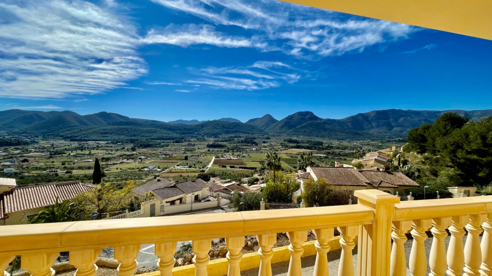 Casa adosada moderna en venta en Jalón: lujosa, con vistas impresionantes.