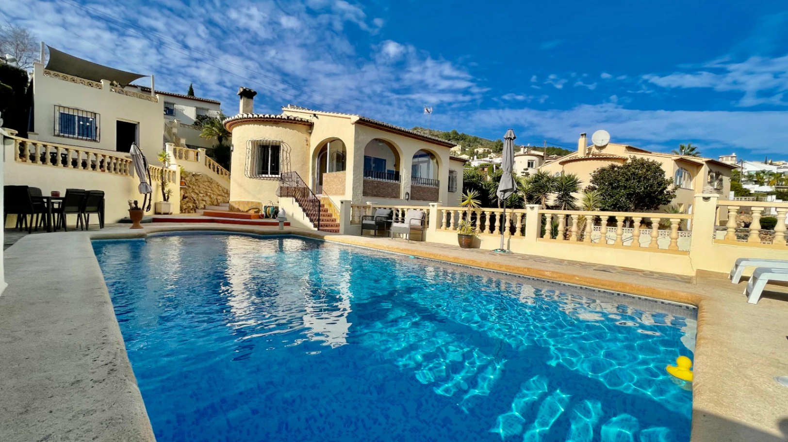 Villa en venta en Alcalali: fabulosas vistas a la montaña, excelente privacidad.