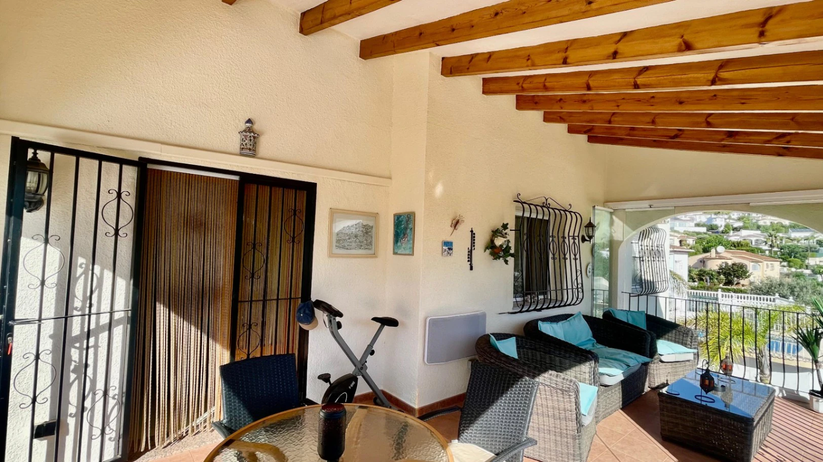Villa en venta en Alcalali: fabulosas vistas, apartamento independiente.