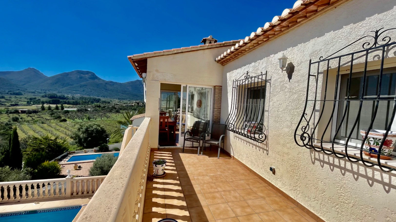 Villa en venta en Jalón: moderna, con fácil acceso y unas vistas impresionantes