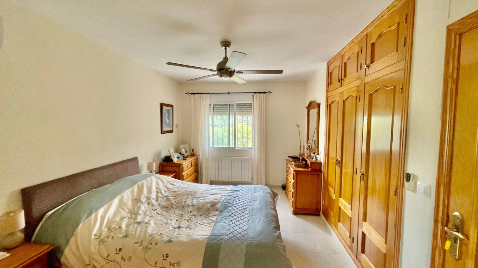 Villa en venta en Alcalali: fabulosas vistas, apartamento independiente.