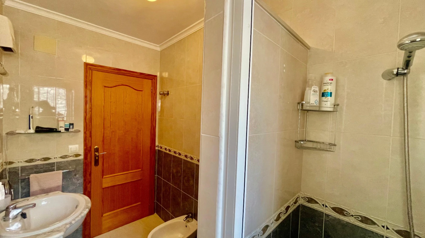 Villa en venta en Alcalali: fabulosas vistas, apartamento independiente.