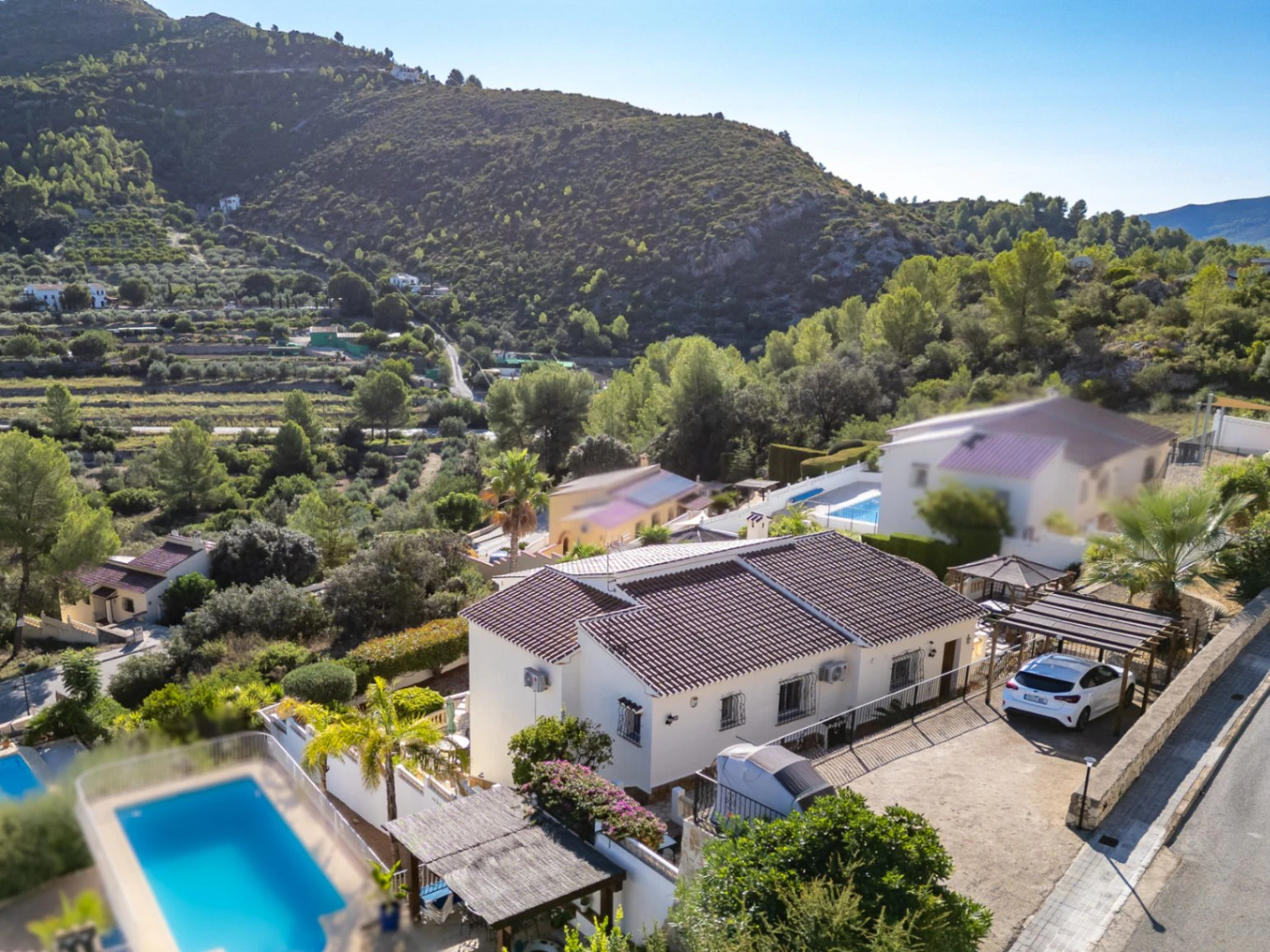 Villa en venta en Alcalali: fabulosas vistas, apartamento independiente.