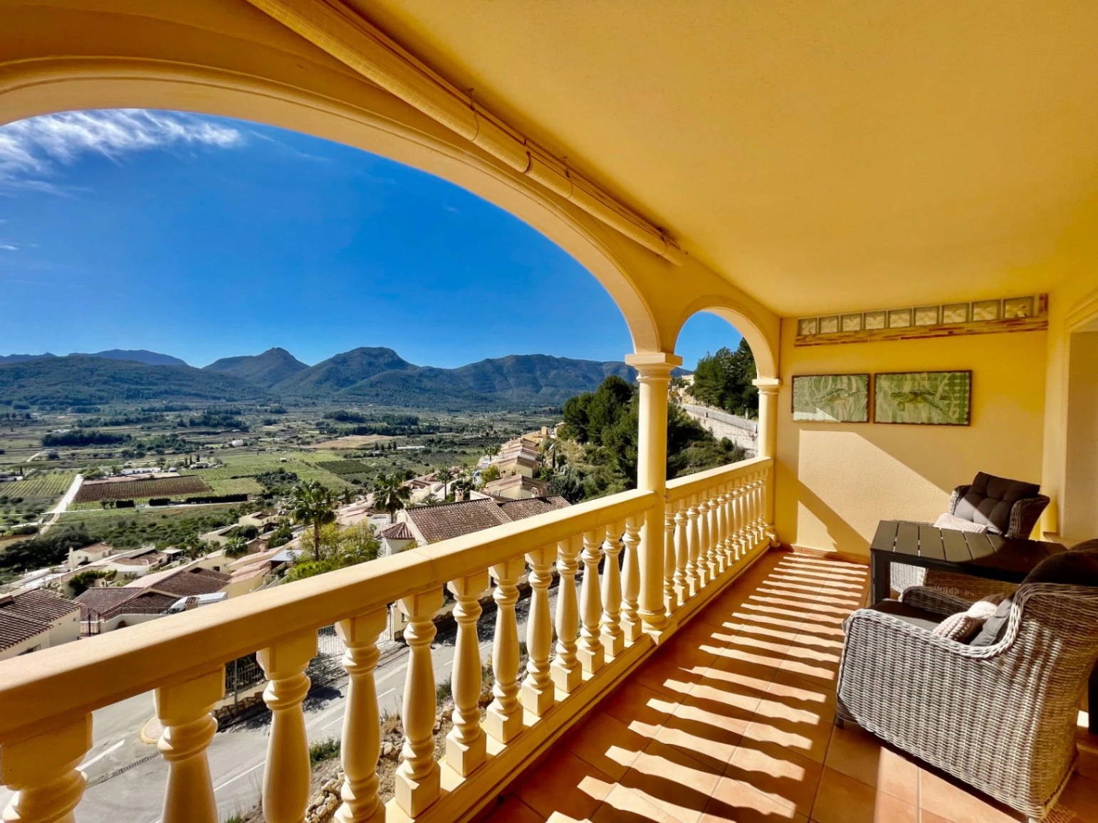 Casa adosada moderna en venta en Jalón: lujosa, con vistas impresionantes.