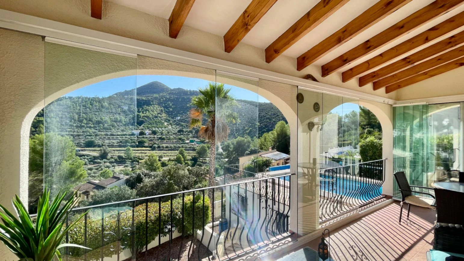 Villa en venta en Alcalali: fabulosas vistas, apartamento independiente.