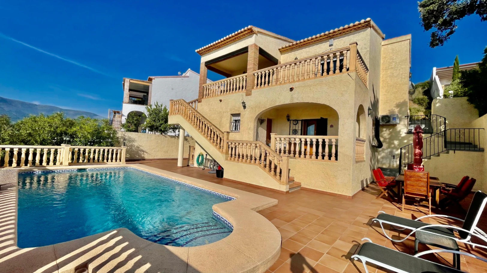 Villa en venta en Jalón: Espectaculares vistas al valle con orientación sur.