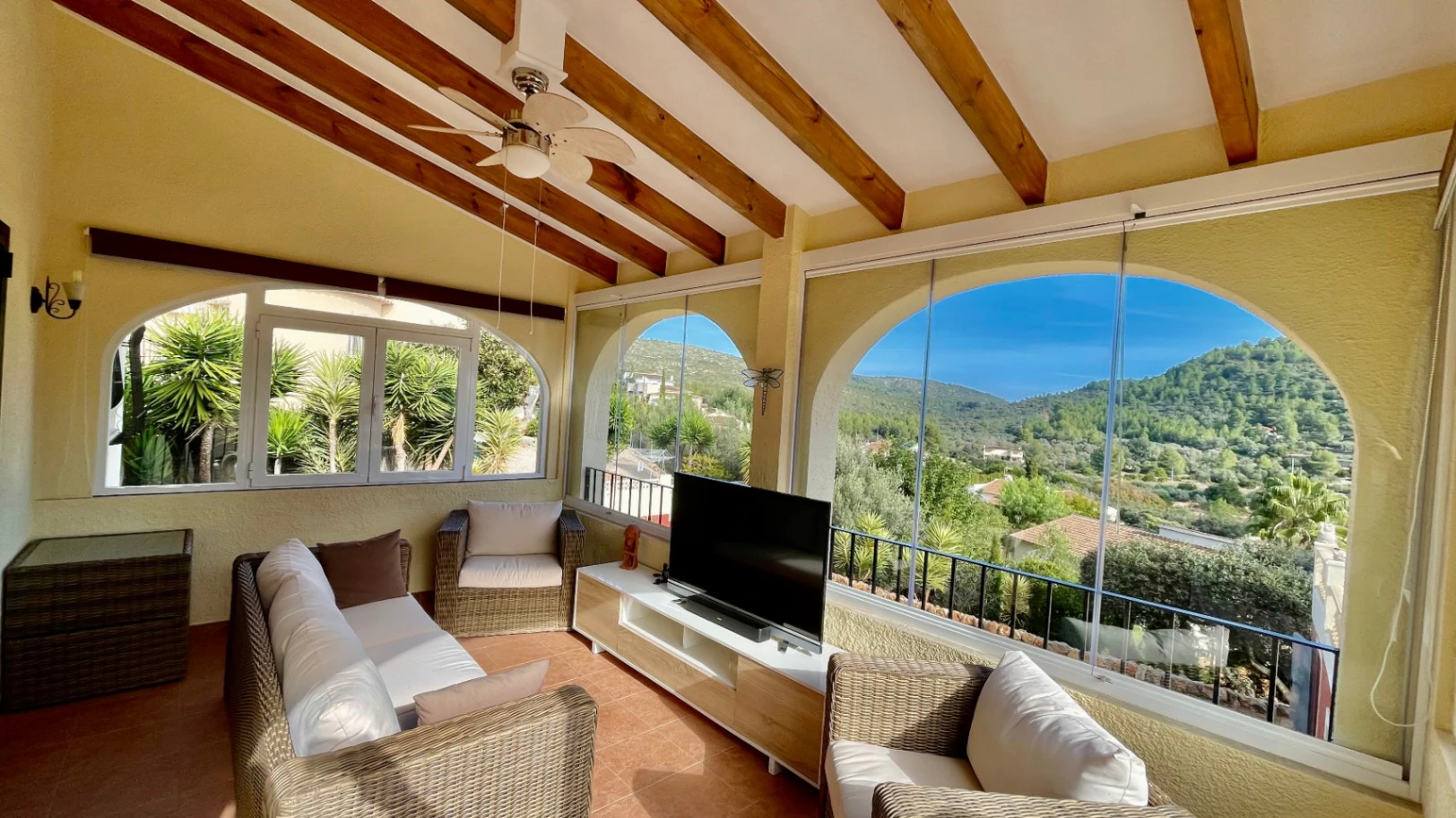 Villa en venta en Alcalali: fabulosas vistas a la montaña, excelente privacidad.