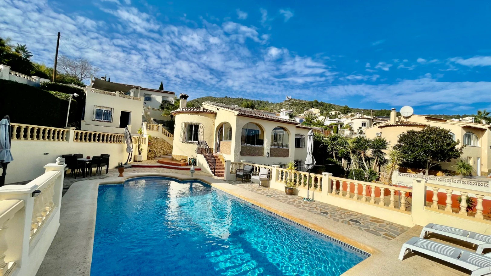 Villa en venta en Alcalali: fabulosas vistas a la montaña, excelente privacidad.