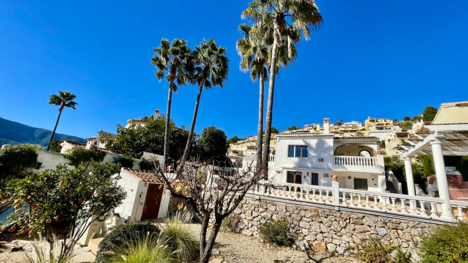 Villa en venta en Jalón: primera línea con espectaculares vistas orientadas al sur.