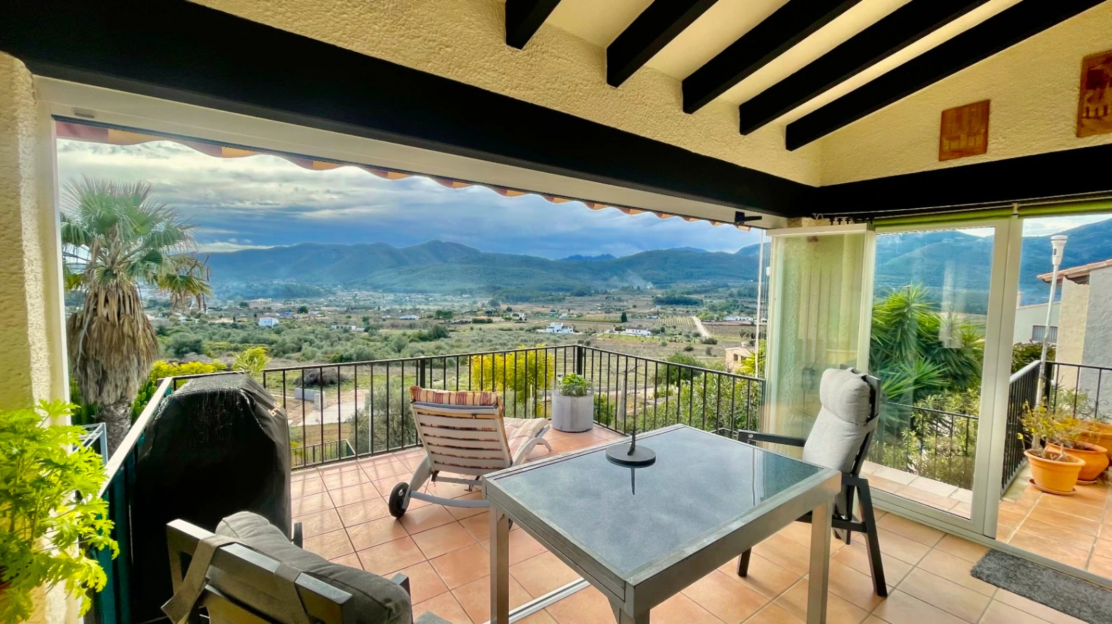 Villa en venta en Jalón: Orientada al sur, apartamento independiente para invitados.