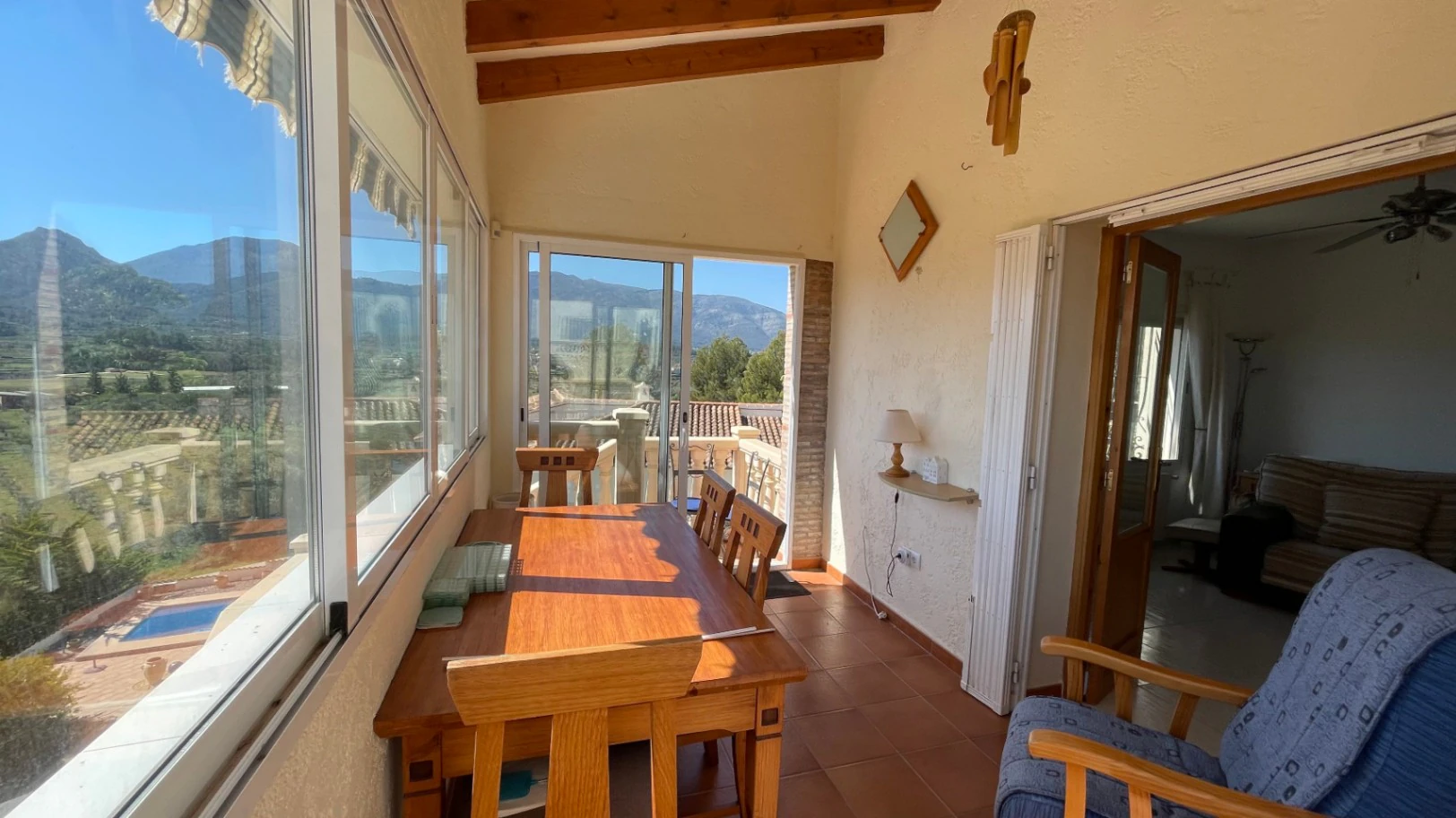 Villa en venta en Jalón: moderna, con fácil acceso y unas vistas impresionantes
